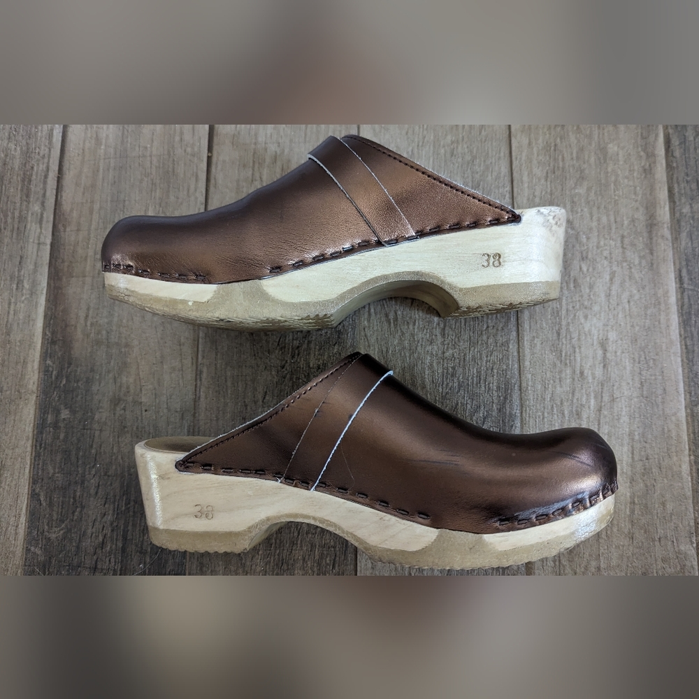 Sven leather clogs in metallic bronze, bendable base